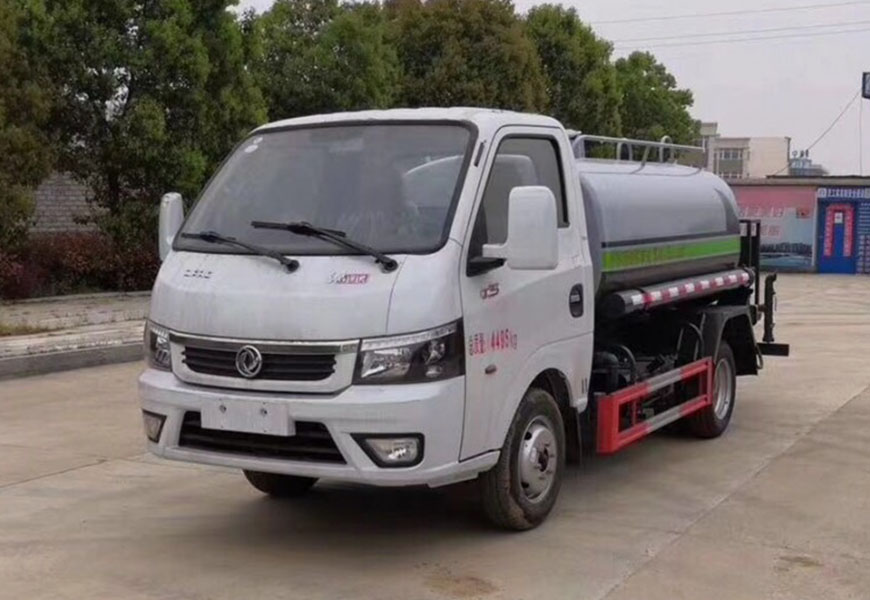 國(guó)六東風(fēng)涂逸3方小型灑水車(chē)