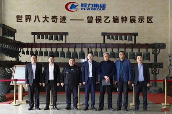 在程力汽車集團(tuán)總部迎賓大廳，雙方代表觀摩世界八大奇跡編鐘后合影紀(jì)念